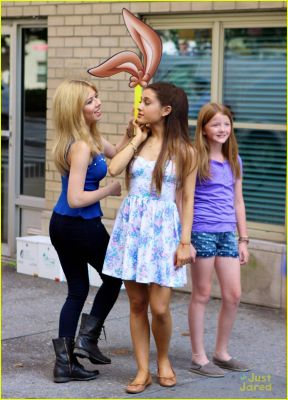ariana-grande-jennette-mccurdy-commercial-shoot-in-nyc-03.jpg
