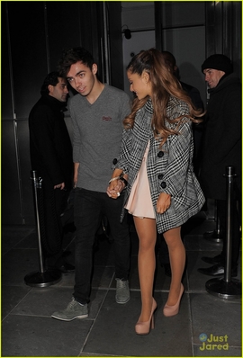 ariana-grande-nathan-sykes-hold-hands-in-london-01_28129.jpg