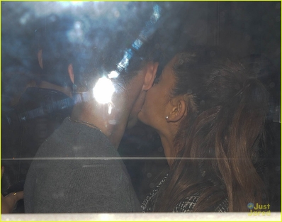 ariana-grande-nathan-sykes-hold-hands-in-london-02.jpg