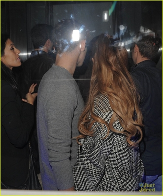 ariana-grande-nathan-sykes-hold-hands-in-london-04.jpg