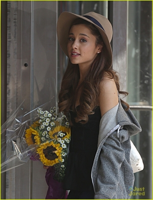 ariana-grande-nyc-lunch-with-mystery-guy-02.jpg