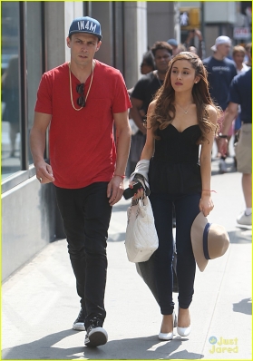 ariana-grande-nyc-lunch-with-mystery-guy-04.jpg