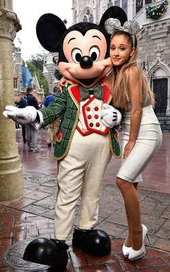 ArianaGrande_DisneyWorldAnnualChristmasParadeTaping_NickelodeonKids_001.jpg