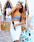 ArianaGrande_DisneyWorldAnnualChristmasParade_NickelodeonKids_039.jpg