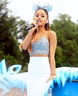 ArianaGrande_DisneyWorldAnnualChristmasParade_NickelodeonKids_067.jpg